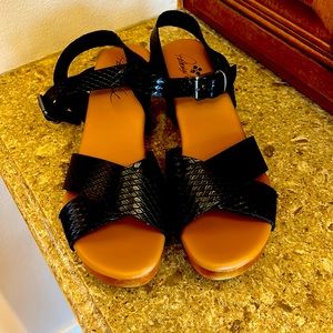 Brand new black clog sandals. So cute! Never worn out of the house.
